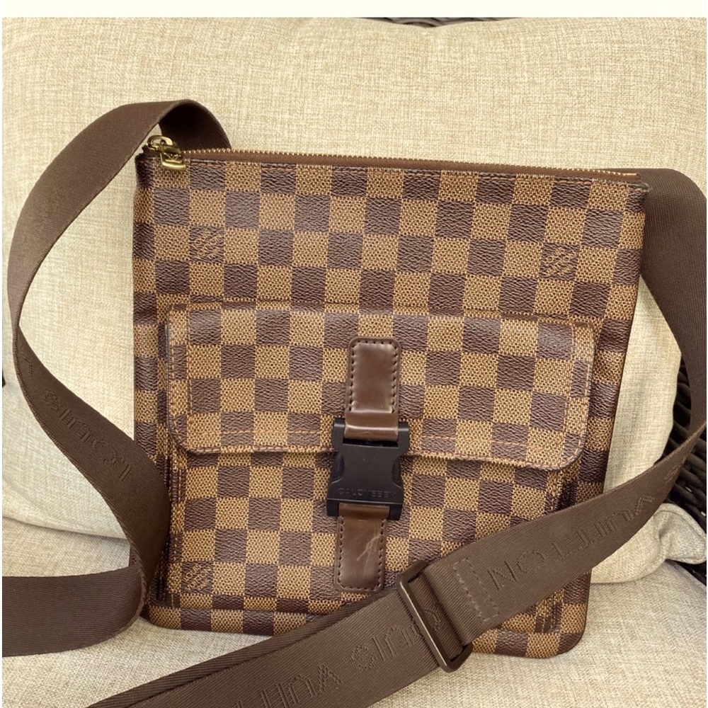 Louis Vuitton Damier Pochette
Melville Crossbody